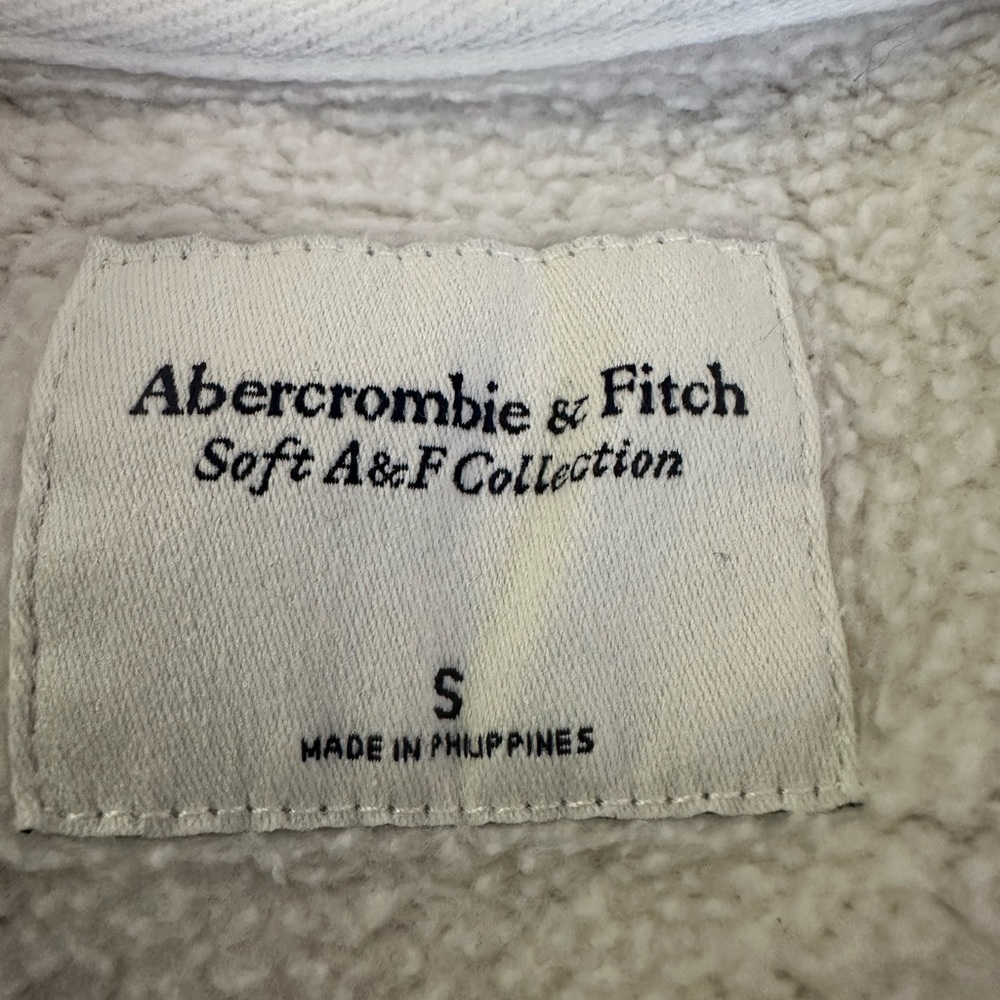 Cozy Abercrombie & Fitch Gray and Red California Sweatshirt - Picture 4 of 6